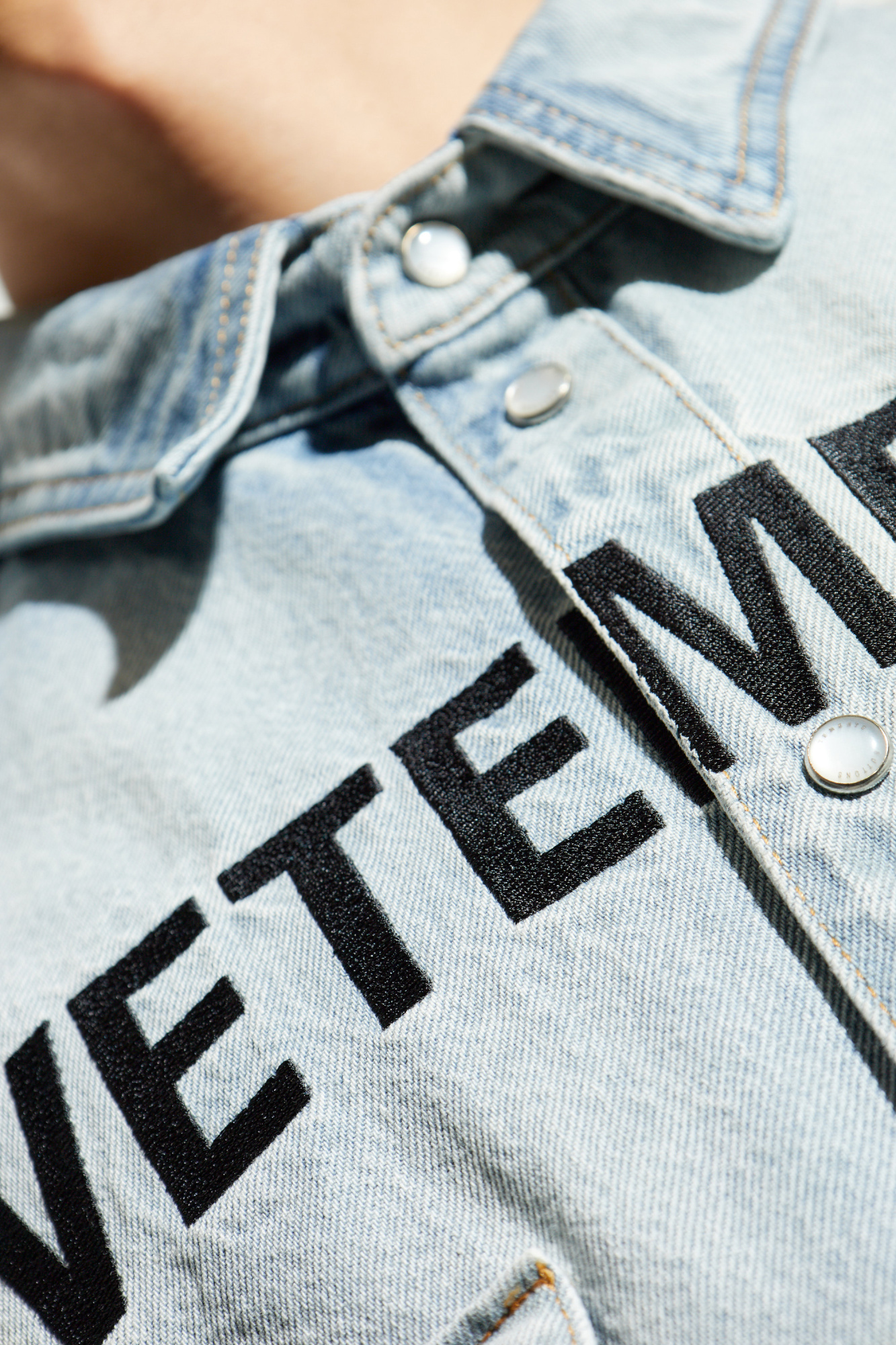 Tシャツ・カットソー VETEMENTS SS25 Logo embroidery shirt (UA66SH510L LIGHTBLUE) Light blue Logo shirt VETEMENTS - Vitkac Italy